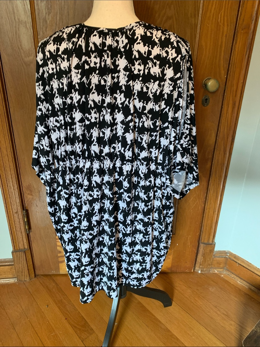 Avenue Studio Black and White Abstract Print V-Neck Top - Picture 6 of 10